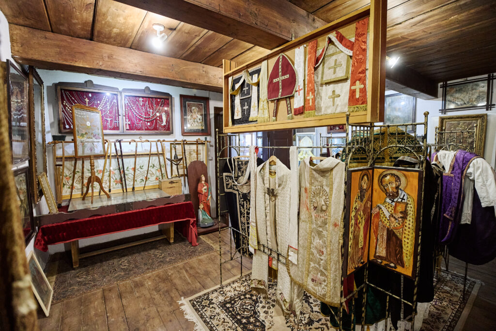 Sala muzeum z ornatami przedsoborowymi